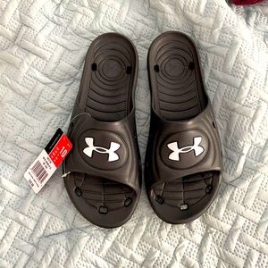 Never worn before Men’s Under Armour slides.